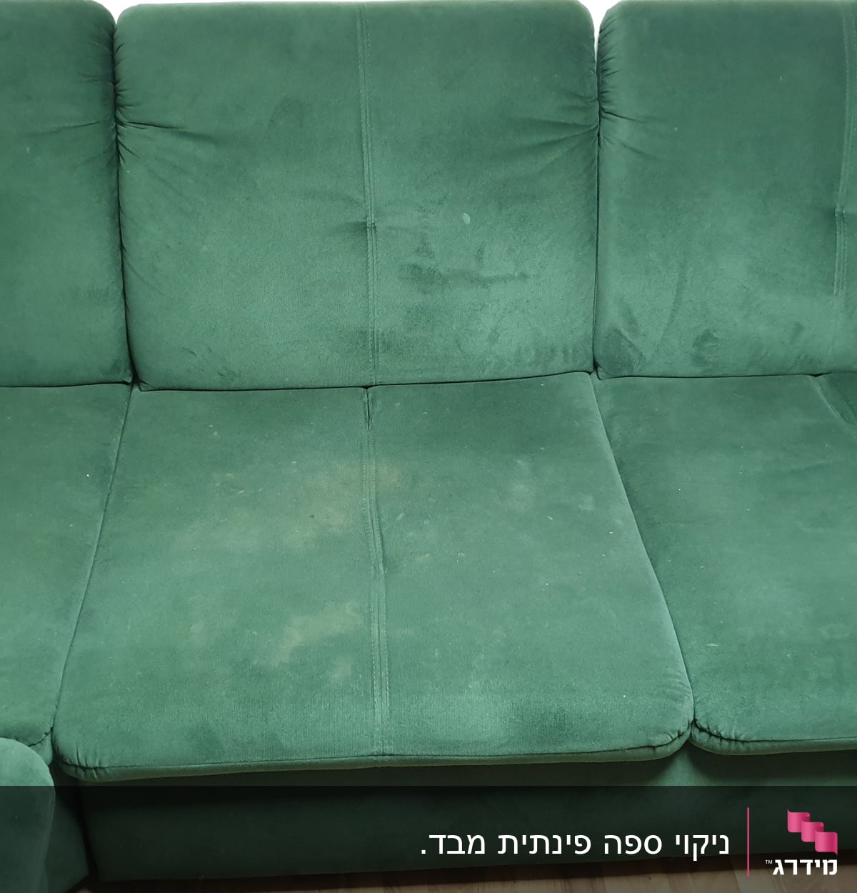 ספה ירוקה עם כתמים לניקוי